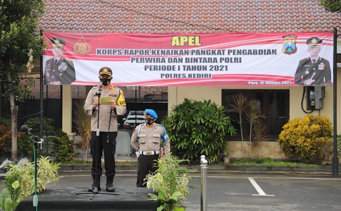 Sembilan Anggota Polres Kediri Terima Penghargaan Kenaikan Pangkat