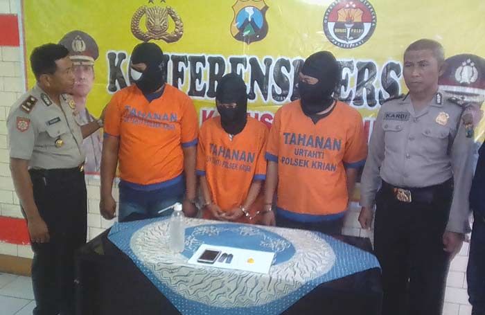Asyik Pesta Sabu, Tiga Pemuda di Sidoarjo Digerebek Polisi Asyik Pesta Sabu, Tiga Pemuda di Sidoarjo Digerebek Polisi