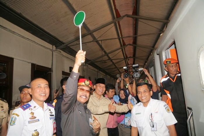 Sekdaprov Jatim Berangkatkan Mudik Gratis di Stasiun Gubeng Surabaya Sekdaprov Jatim Berangkatkan Mudik Gratis di Stasiun Gubeng Surabaya