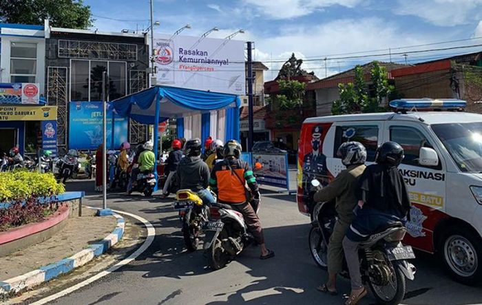 Satlantas Polres Batu Gelar Vaksinasi Drive Thru saat Operasi Zebra Semeru 2021