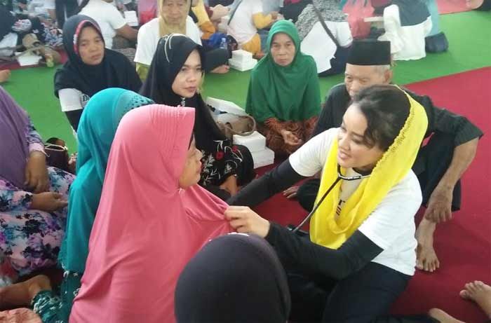 Dokter Dewi Lakukan Pengobatan Gratis di Kawasan Pinggiran Dokter Dewi Lakukan Pengobatan Gratis di Kawasan Pinggiran