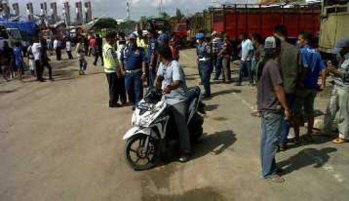 Truk Tua Ditertibkan, Ratusan Sopir di Pelabuhan Gresik Demo Truk Tua Ditertibkan, Ratusan Sopir di Pelabuhan Gresik Demo
