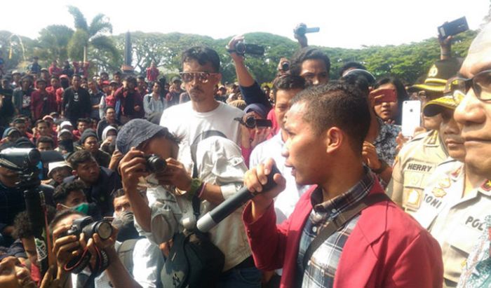 Demo Ribuan Mahasiswa di Malang, Polisi Semprotkan Water Canon Demo Ribuan Mahasiswa di Malang, Polisi Semprotkan Water Canon