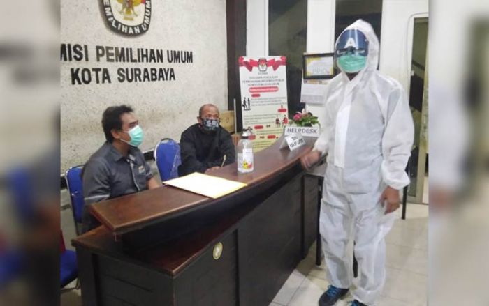Tim Bapaslon Yasin-Gunawan Pakai Hazmat ke KPU Surabaya
