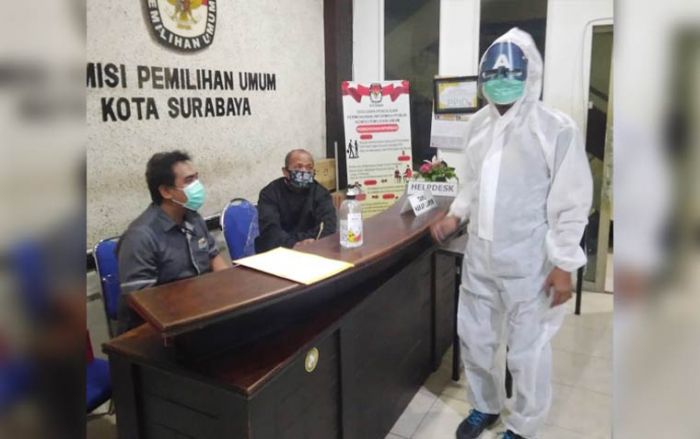Tim Bapaslon Yasin-Gunawan Pakai Hazmat ke KPU Surabaya Tim Bapaslon Yasin-Gunawan Pakai Hazmat ke KPU Surabaya