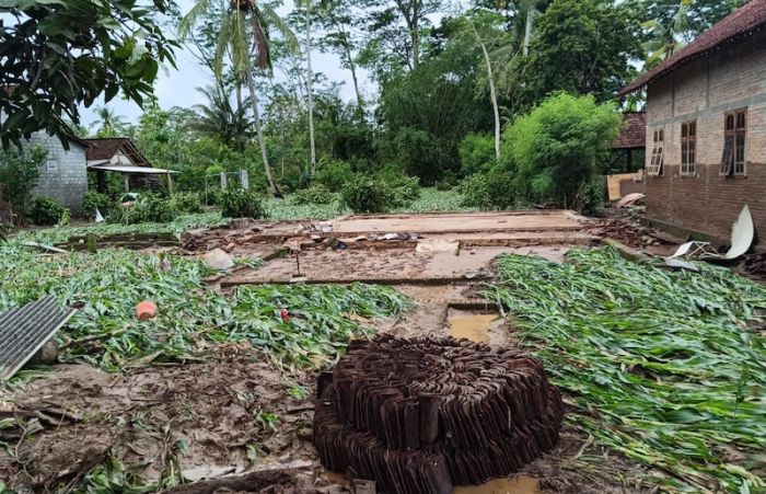Banjir Bandang Terjang Binangun Blitar, Puluhan Rumah Rusak dan Dua Hanyut Banjir Bandang Terjang Binangun Blitar, Puluhan Rumah Rusak dan Dua Hanyut
