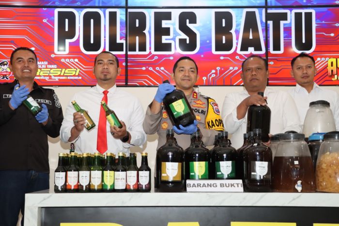 Polisi Gerebek Pabrik Miras di Kota Batu, Ratusan Botol Siap Edar Disita Polisi Gerebek Pabrik Miras di Kota Batu, Ratusan Botol Siap Edar Disita