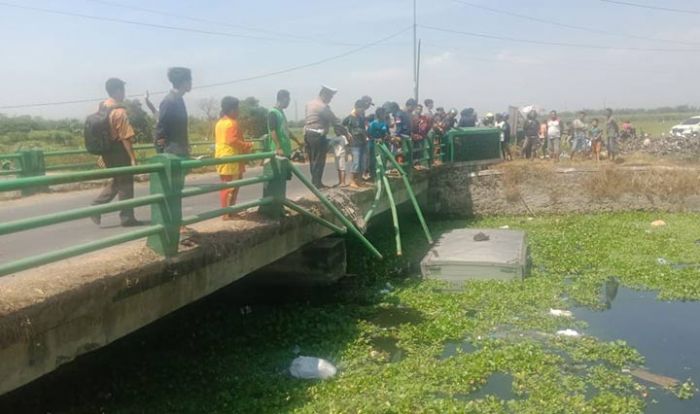 Truk Box Masuk Sungai di Jalan Raya Wonokasian Sidoarjo