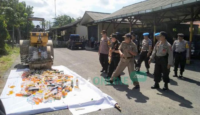 Polres Pamekasan Musnahkan Ratusan Miras Hasil Operasi Pekat Semeru 2019 Polres Pamekasan Musnahkan Ratusan Miras Hasil Operasi Pekat Semeru 2019
