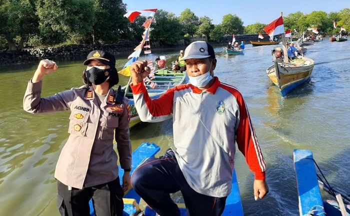 Diajak Berlayar ke Muara, Puluhan Nelayan di Sidoarjo Terima Sembako dari Polwan Polsek Sedati Diajak Berlayar ke Muara, Puluhan Nelayan di Sidoarjo Terima Sembako dari Polwan Polsek Sedati