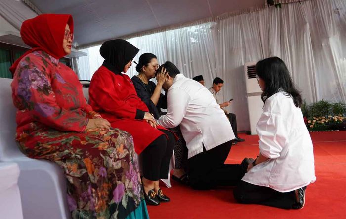Hanindhito Himawan Pramana Sungkem ke Ibunya Sebelum Daftar ke KPU Kabupaten Kediri Hanindhito Himawan Pramana Sungkem ke Ibunya Sebelum Daftar ke KPU Kabupaten Kediri