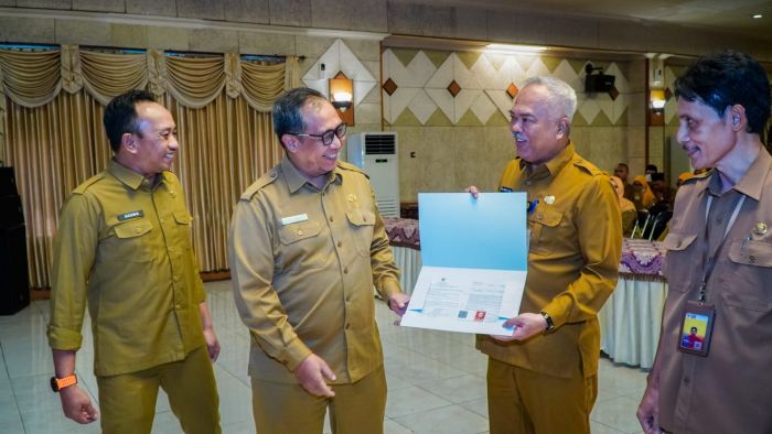 Sekda Gresik Serahkan SK Pensiun Kadis Pertanian, Kenaikan Pangkat dan Tugas Belajar ASN