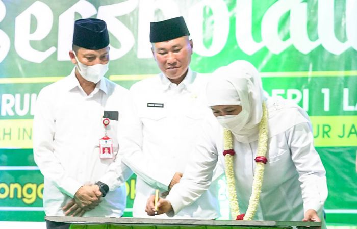 Gubernur Khofifah Resmikan Masjid Nurul Hakam SMKN 1 Lamongan, Harap Bisa Perkuat Pembangunan Akhlak Gubernur Khofifah Resmikan Masjid Nurul Hakam SMKN 1 Lamongan, Harap Bisa Perkuat Pembangunan Akhlak