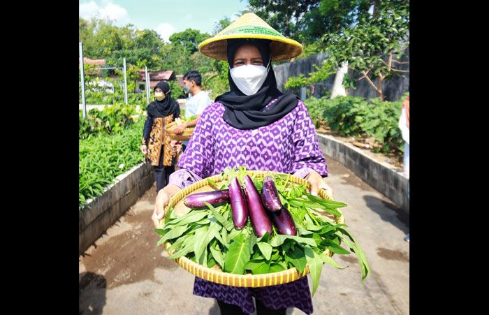 Bunda Fey Bagikan Hasil Panen ke 115 Warga Sekitar RPH dan TPA Klotok Kota Kediri