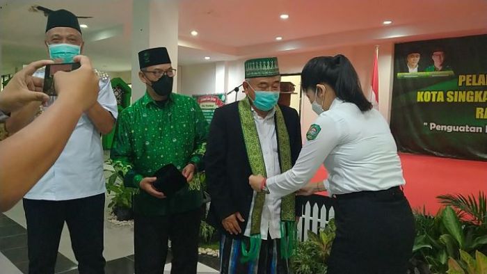 Ngaku Dapat Berkah, Wali Kota Etnis Tionghoa itu Senang Kiai Asep Datang ke Singkawang Ngaku Dapat Berkah, Wali Kota Etnis Tionghoa itu Senang Kiai Asep Datang ke Singkawang