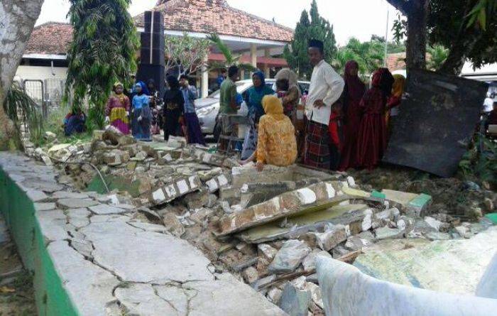 Tembok Kantor Kecamatan Waru Ambruk Saat Lomba Agustusan, 4 Warga Tertimpa Tembok Kantor Kecamatan Waru Ambruk Saat Lomba Agustusan, 4 Warga Tertimpa