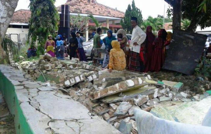 Tembok Kantor Kecamatan Waru Ambruk Saat Lomba Agustusan, 4 Warga Tertimpa