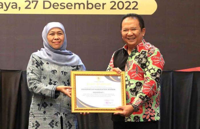 Serahkan Penghargaan Paritrana, Gubernur Khofifah Tekankan Pentingnya Universal Coverage Serahkan Penghargaan Paritrana, Gubernur Khofifah Tekankan Pentingnya Universal Coverage