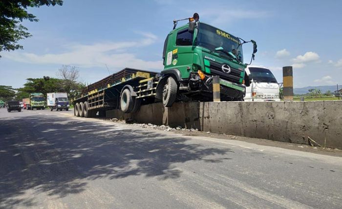 Hilang Kendali, Truk Trailer Muatan Baja di Tuban Nyangkut Pembatas Jalan Hilang Kendali, Truk Trailer Muatan Baja di Tuban Nyangkut Pembatas Jalan