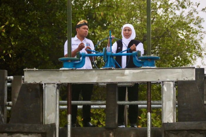 Gubernur Khofifah Resmikan Pintu Air Pengendali Banjir Rob di Probolinggo Gubernur Khofifah Resmikan Pintu Air Pengendali Banjir Rob di Probolinggo