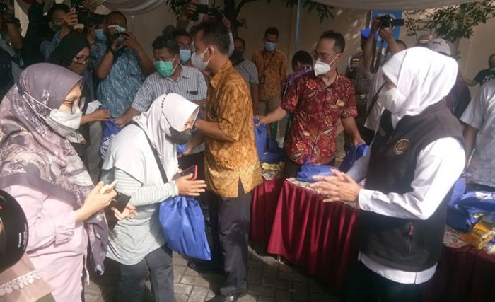Penuhi Kebutuhan Masyarakat, Pemprov Jatim Distribusikan 2,7 Juta Liter Minyak Goreng Penuhi Kebutuhan Masyarakat, Pemprov Jatim Distribusikan 2,7 Juta Liter Minyak Goreng