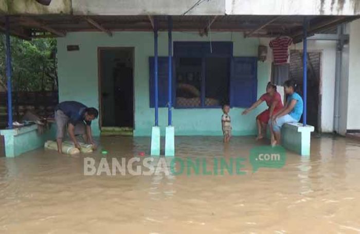 Banjir Tak Kunjung Surut, Warga Curahmalang Terserang Gatal-Gatal Banjir Tak Kunjung Surut, Warga Curahmalang Terserang Gatal-Gatal