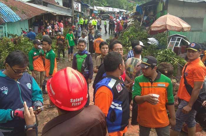 Hujan Lebat Disertai Angin Kencang Terjang Kawasan Wisata Air Panas Pacet