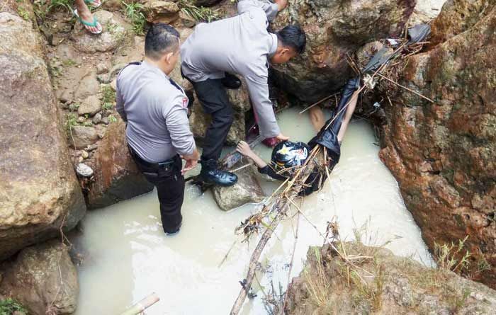 Seberangi Jembatan Saat Air Sungai Meluap, Warga Wonotirto Hanyut di bawah Jembatan Seberangi Jembatan Saat Air Sungai Meluap, Warga Wonotirto Hanyut di bawah Jembatan