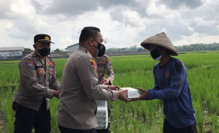 Jumat Berkah, Kapolresta Banyuwangi Bagi-Bagi Makanan untuk Masyarakat Pinggiran