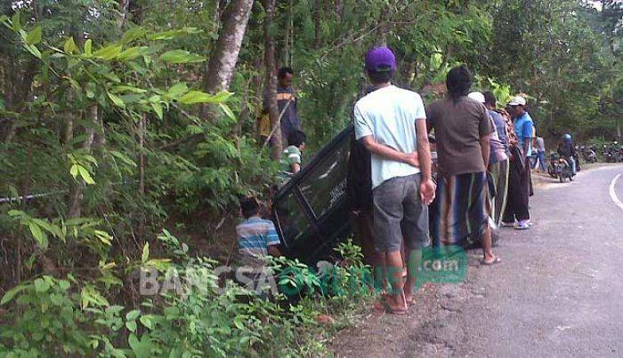 Sopir Sambil Main HP, Isuzu Panther di Sumenep Terguling Sopir Sambil Main HP, Isuzu Panther di Sumenep Terguling