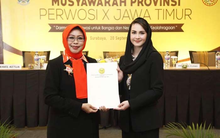 Dijabat Istri Emil Dardak, Fatma Saifullah Yusuf Minta Perwosi Bisa Lebih Baik Lagi Dijabat Istri Emil Dardak, Fatma Saifullah Yusuf Minta Perwosi Bisa Lebih Baik Lagi