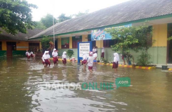 Sekolah di Bojonegoro masih Tergenang Banjir, UAS Ditunda Sekolah di Bojonegoro masih Tergenang Banjir, UAS Ditunda