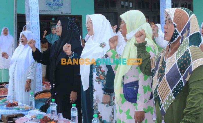 Nyai dan Neng Hisnu di Sampang Dukung Ganjar Pranowo Jadi Presiden Nyai dan Neng Hisnu di Sampang Dukung Ganjar Pranowo Jadi Presiden