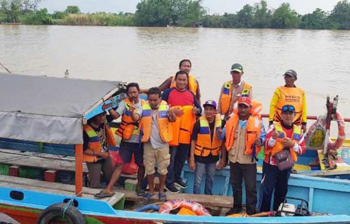 Kades dan Warga Pangkahwetan Bantu Cari Korban di Bengawan Solo