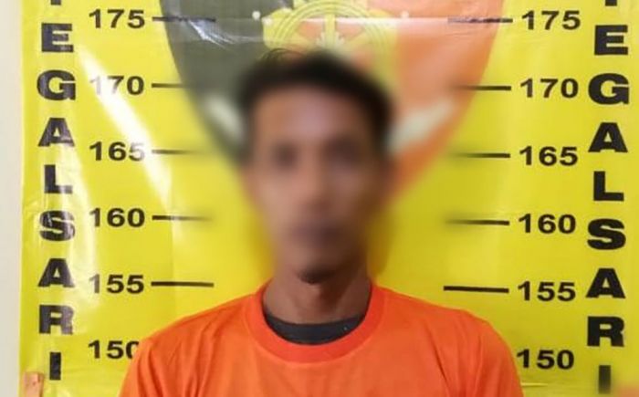 Pria Banyuwangi ini Dipenjara Karena Nemu HP di Jalan Tapi Tak Dikembalikan Pria Banyuwangi ini Dipenjara Karena Nemu HP di Jalan Tapi Tak Dikembalikan