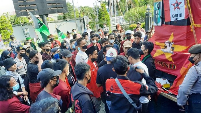 Aksi Saling Dorong Warnai Demo Mahasiswa di Kantor DPRD Tuban Aksi Saling Dorong Warnai Demo Mahasiswa di Kantor DPRD Tuban