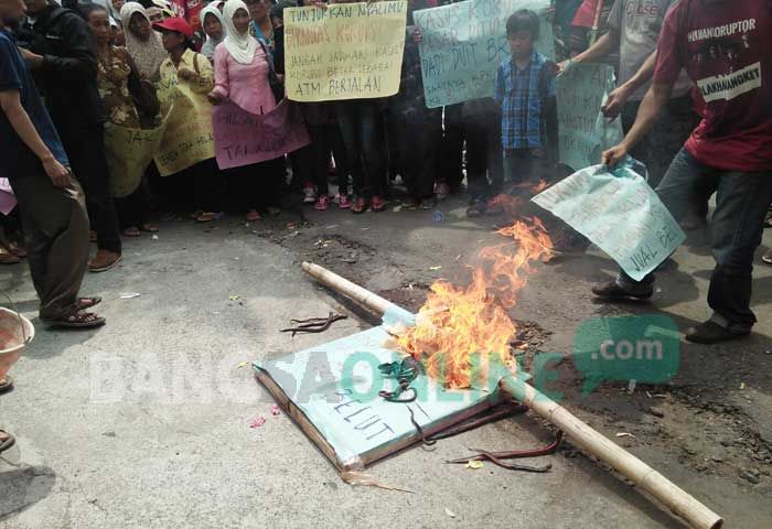 Protes Lambannya Penanganan Kasus Korupsi, Ratusan Massa Bakar Belut di depan Kejari Blitar Protes Lambannya Penanganan Kasus Korupsi, Ratusan Massa Bakar Belut di depan Kejari Blitar