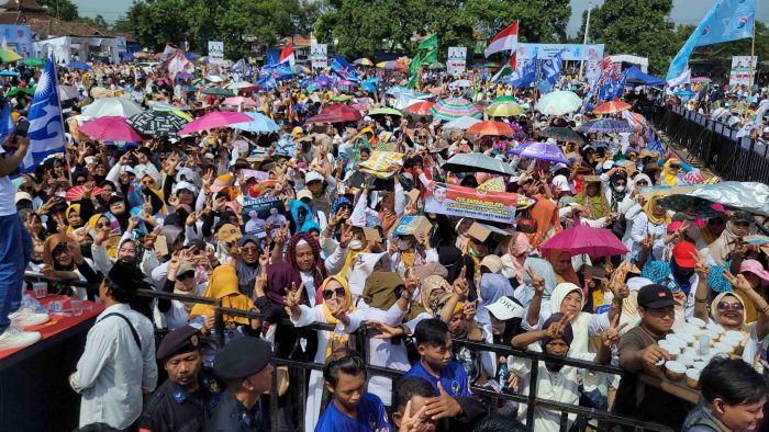 Kampanye Akbar, Tak Banyak Pidato, Khofifah dan Gus Barra Sibuk Bagi Souvenir & Borong Kue Pengasong Kampanye Akbar, Tak Banyak Pidato, Khofifah dan Gus Barra Sibuk Bagi Souvenir & Borong Kue Pengasong