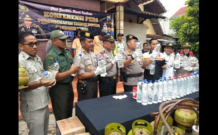 Tak Bosan Berantas Miras, Polres Tuban Gerebek Dua Warga Semanding Tak Bosan Berantas Miras, Polres Tuban Gerebek Dua Warga Semanding