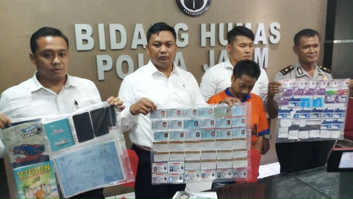 Bobol Kredit Pakai Dokumen Palsu, Pasutri Warga Surabaya Digelandang Polisi Bobol Kredit Pakai Dokumen Palsu, Pasutri Warga Surabaya Digelandang Polisi
