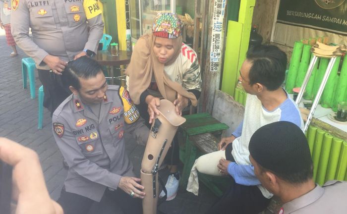 Polsek Simokerto dan Komunitas Brompton Sumbang Kaki Palsu untuk Warga Difabel Peduli Kamtibmas Polsek Simokerto dan Komunitas Brompton Sumbang Kaki Palsu untuk Warga Difabel Peduli Kamtibmas