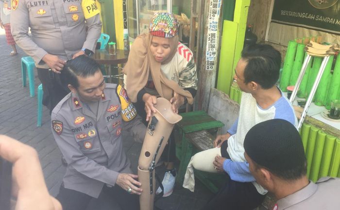 Polsek Simokerto dan Komunitas Brompton Sumbang Kaki Palsu untuk Warga Difabel Peduli Kamtibmas