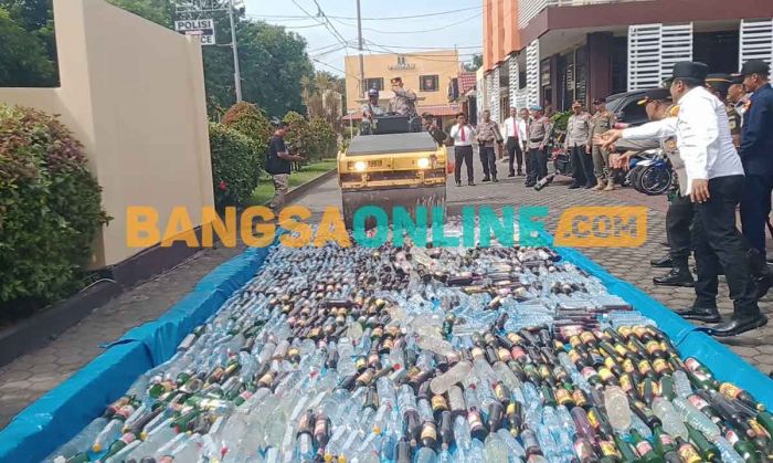 Jelang Lebaran, Polres Probolinggo Kota Musnahkan Ribuan Botol Miras dan Barang Bukti Lainnya