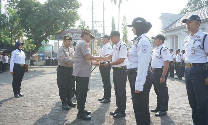 Kapolres Probolinggo Kota Berikan Penghargaan Kepada Satpam Berprestasi