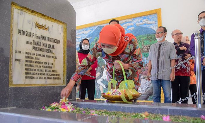 Jelang Misi Dagang di Sulut, Gubernur Khofifah Ziarah ke Makam Tuanku Imam Bonjol dan Kiai Madja Jelang Misi Dagang di Sulut, Gubernur Khofifah Ziarah ke Makam Tuanku Imam Bonjol dan Kiai Madja