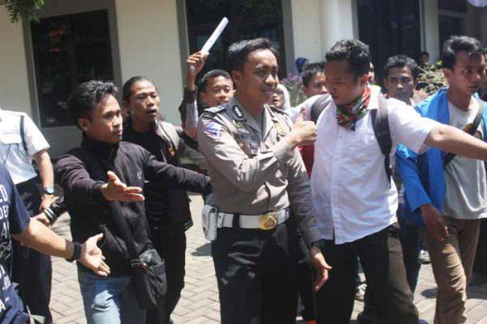Polisi pun Diusir Mahasiswa saat Demo Tuntut Rektor Unirow Tuban Lengser