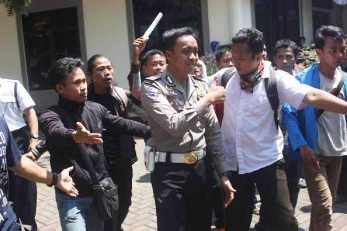 Polisi pun Diusir Mahasiswa saat Demo Tuntut Rektor Unirow Tuban Lengser Polisi pun Diusir Mahasiswa saat Demo Tuntut Rektor Unirow Tuban Lengser