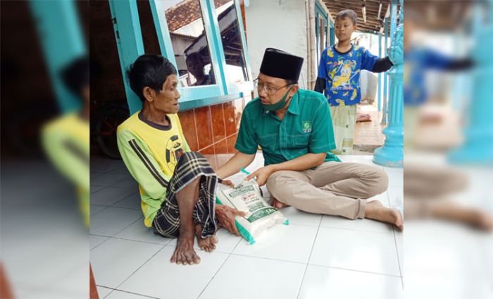 Ketua DPRD Pasuruan Bagikan Sembako ke para Dhuafa di Lekok