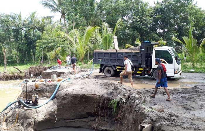 Nekat Pakai Diesel, Polres Blitar Tangkap 2 Penambang Pasir Ilegal