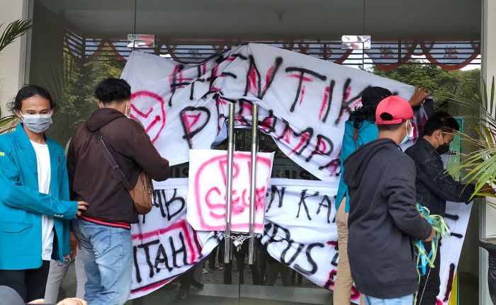 Protes Biaya Sarpras dan Akreditasi Wisuda Online, Mahasiswa Uniska Demo Segel Pintu Rektorat Protes Biaya Sarpras dan Akreditasi Wisuda Online, Mahasiswa Uniska Demo Segel Pintu Rektorat